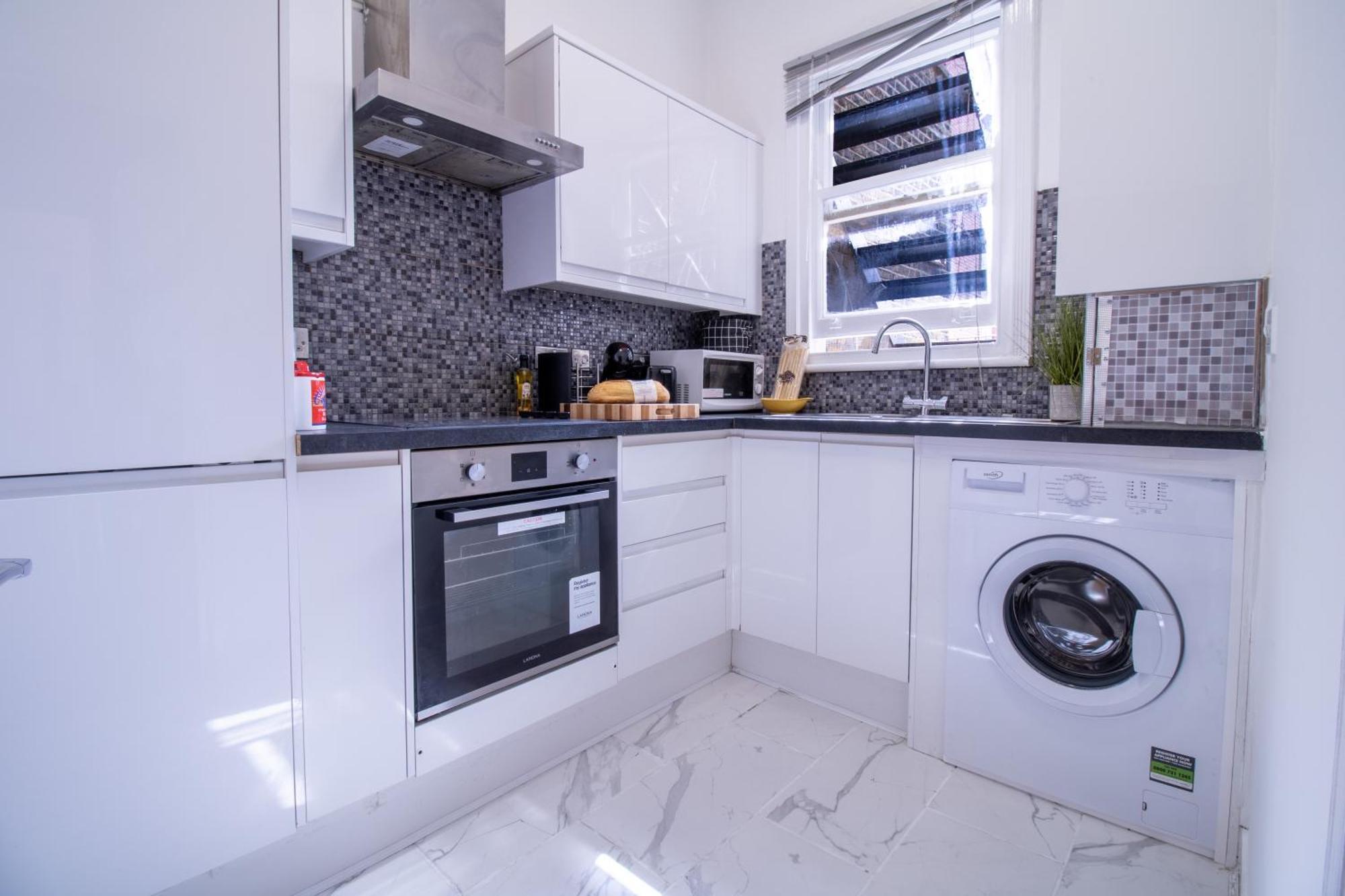 Luxurious Apartments On Oxford Street Лондон Екстериор снимка