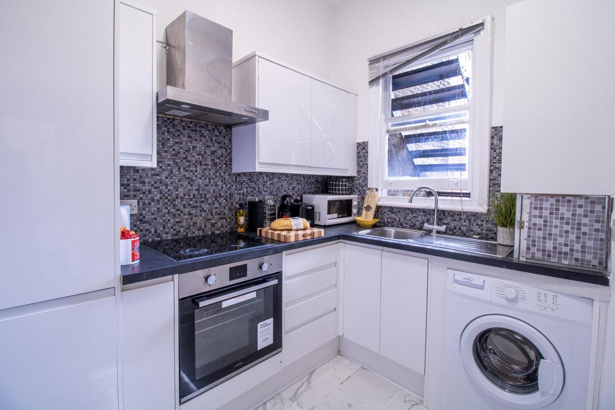Luxurious Apartments On Oxford Street Лондон Екстериор снимка