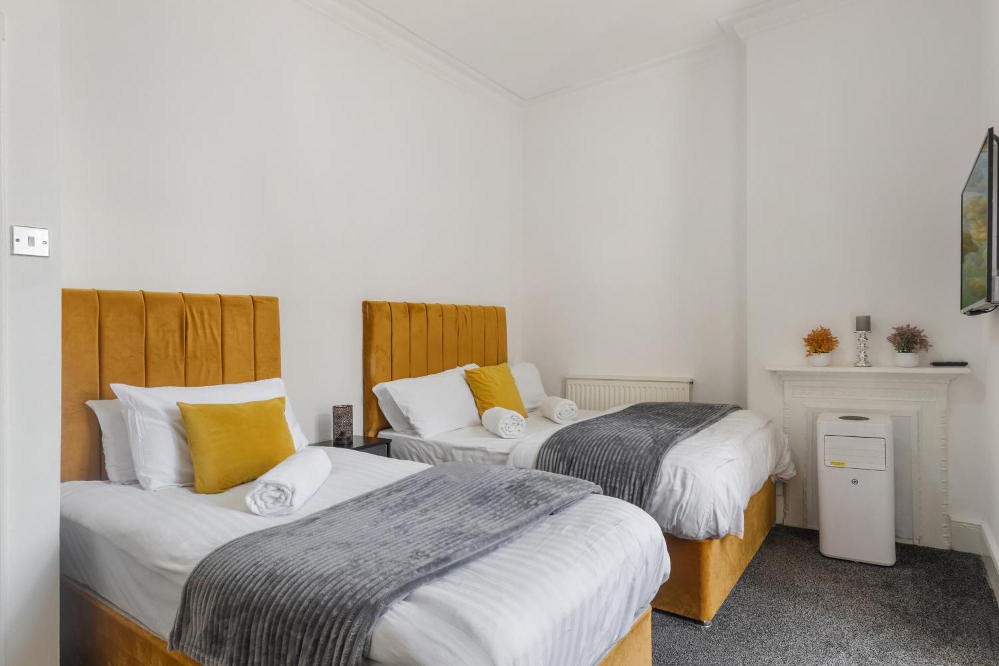 Luxurious Apartments On Oxford Street Лондон Екстериор снимка