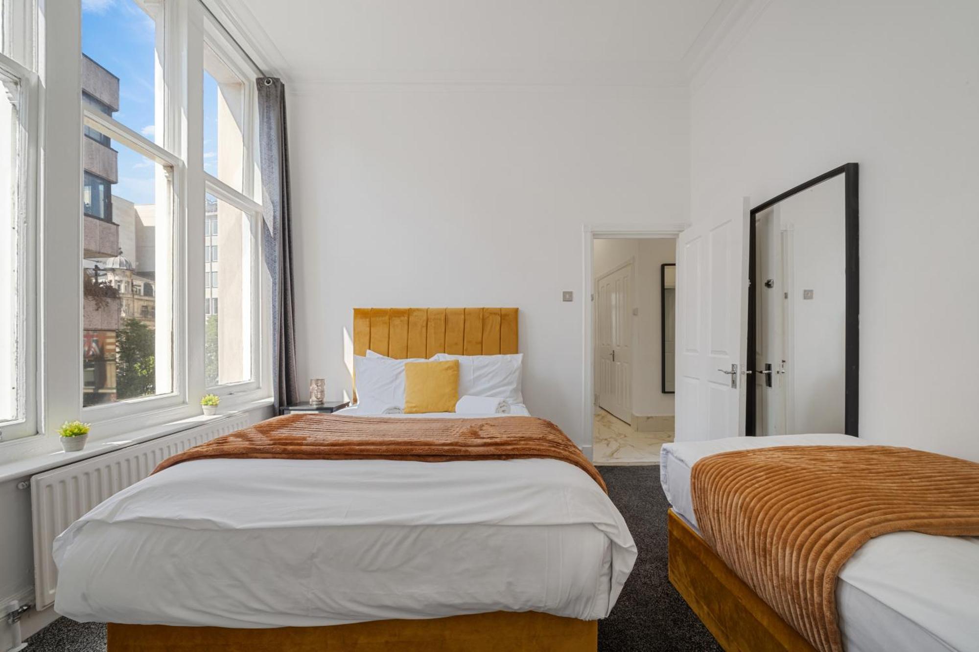 Luxurious Apartments On Oxford Street Лондон Екстериор снимка
