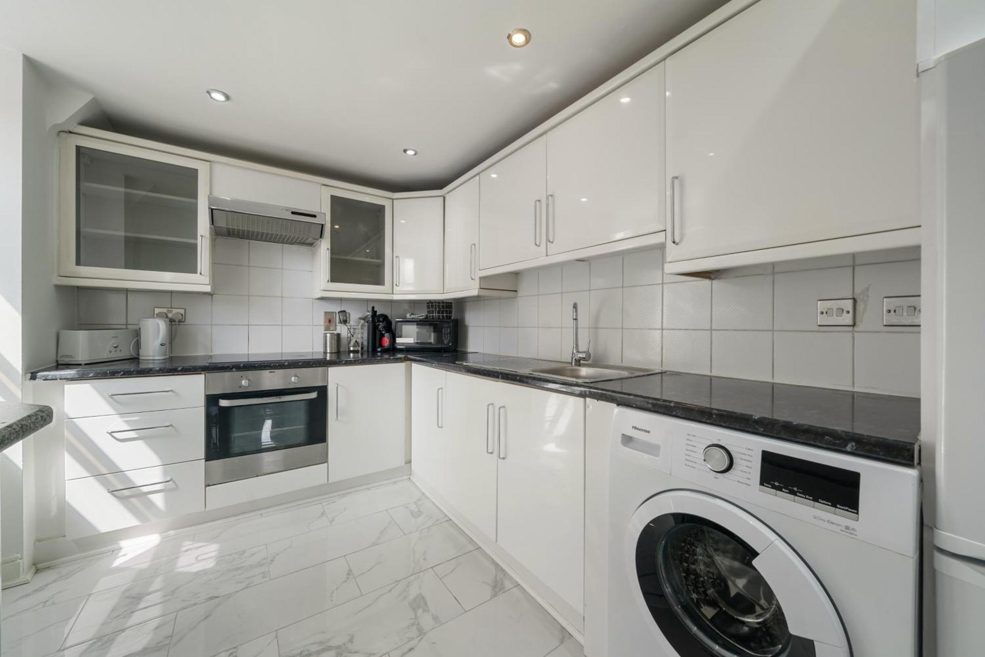 Luxurious Apartments On Oxford Street Лондон Екстериор снимка